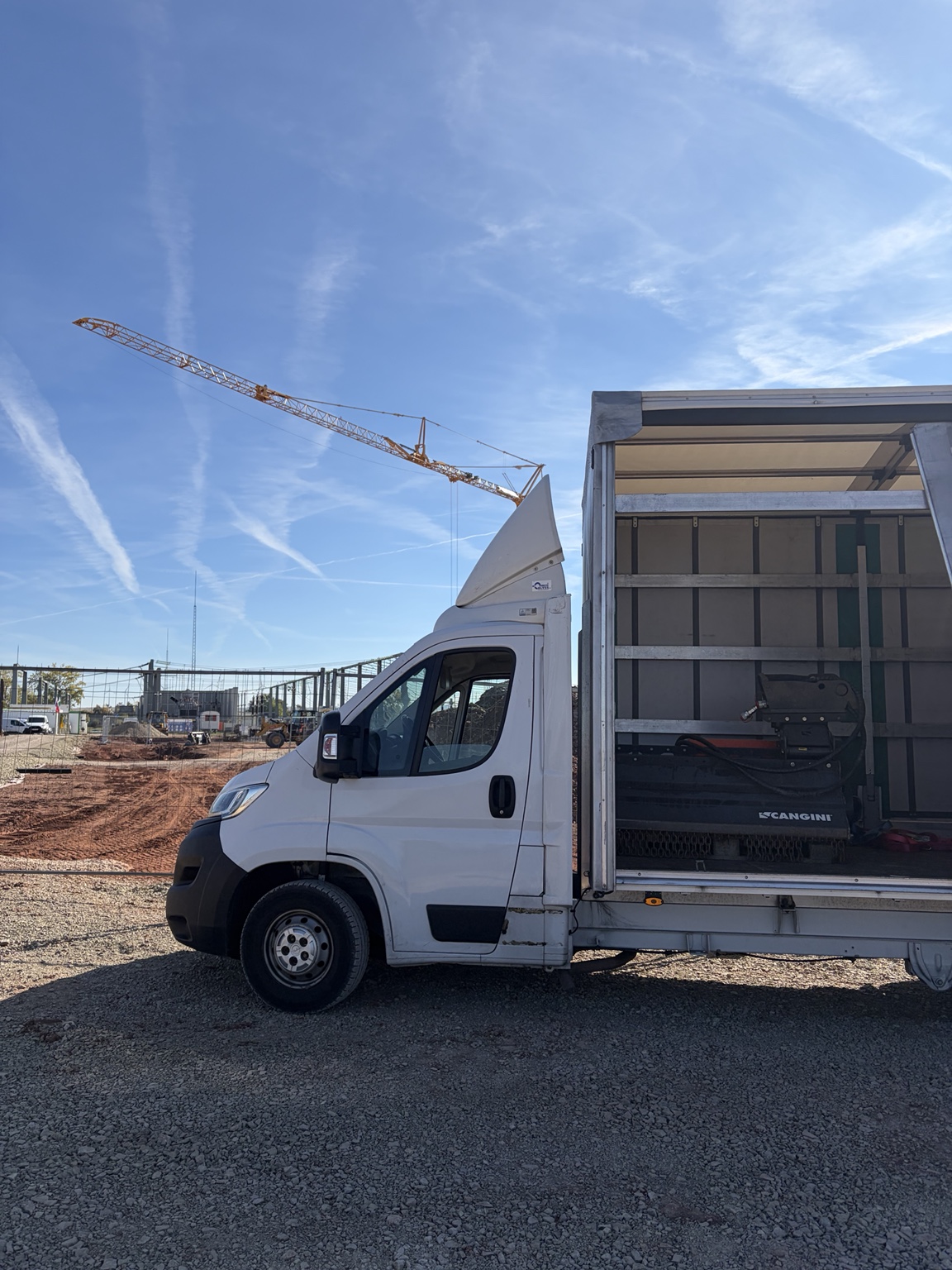 NOVA-Transporter auf einer Baustelle mit Baukran im Hintergrund