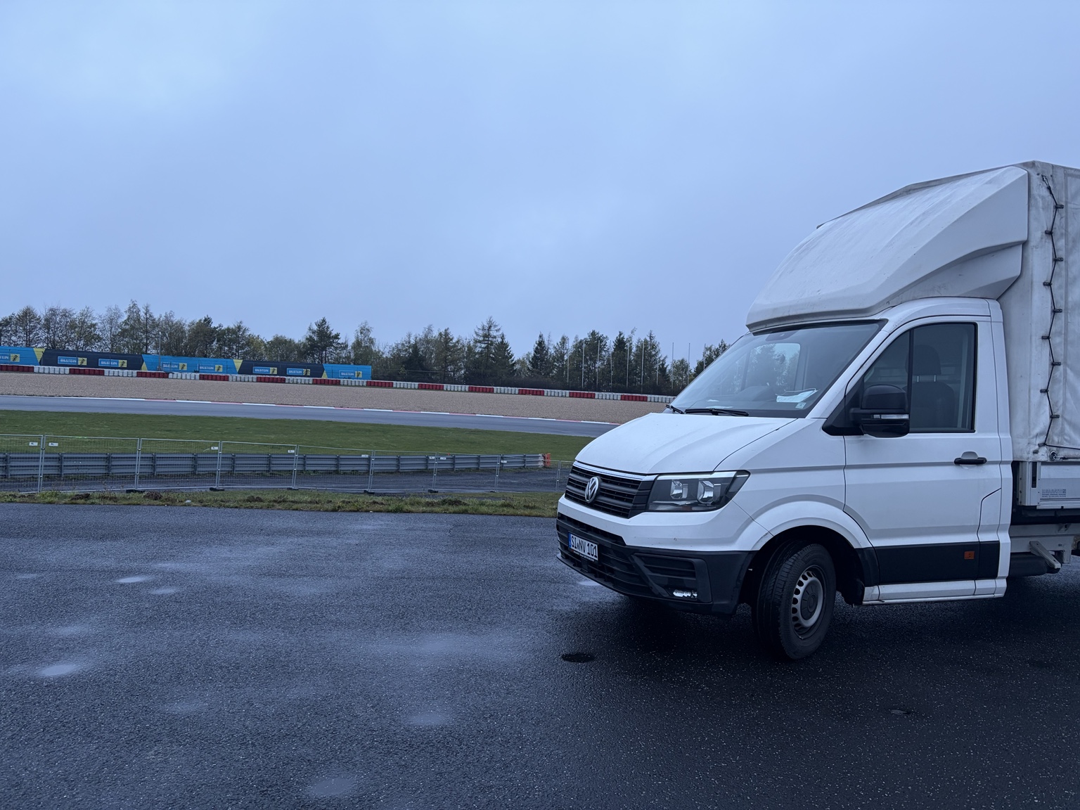 NOVA-Transporter direkt an einer Rennstrecke